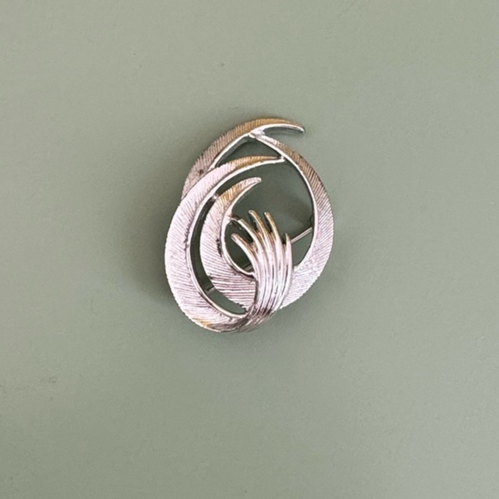🦖 5 for $20 | Sarah Coventry vintage silver wave brooch